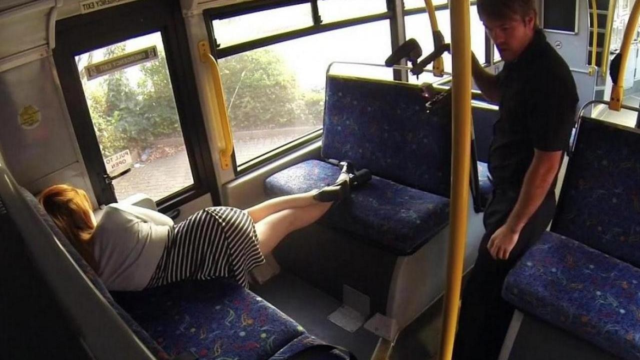 Девчонка трахается с водителем автобуса - Pornk