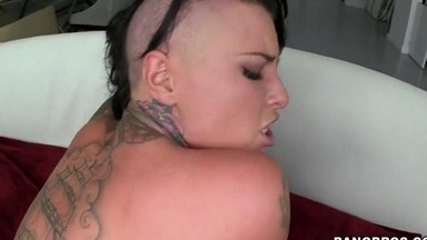 Татуированная красотка Кристи Мак скачел на члене